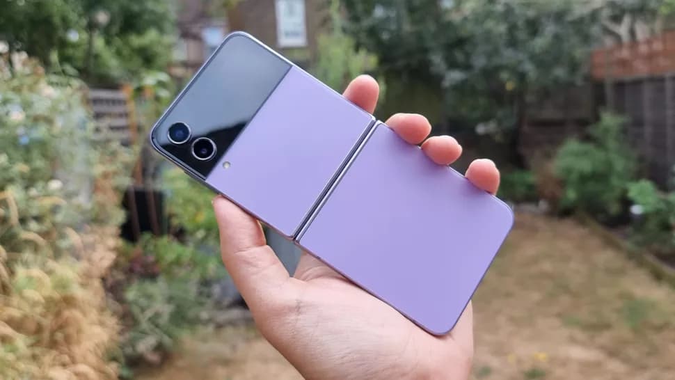 گوشی galaxy z flip 4 در حالت باز